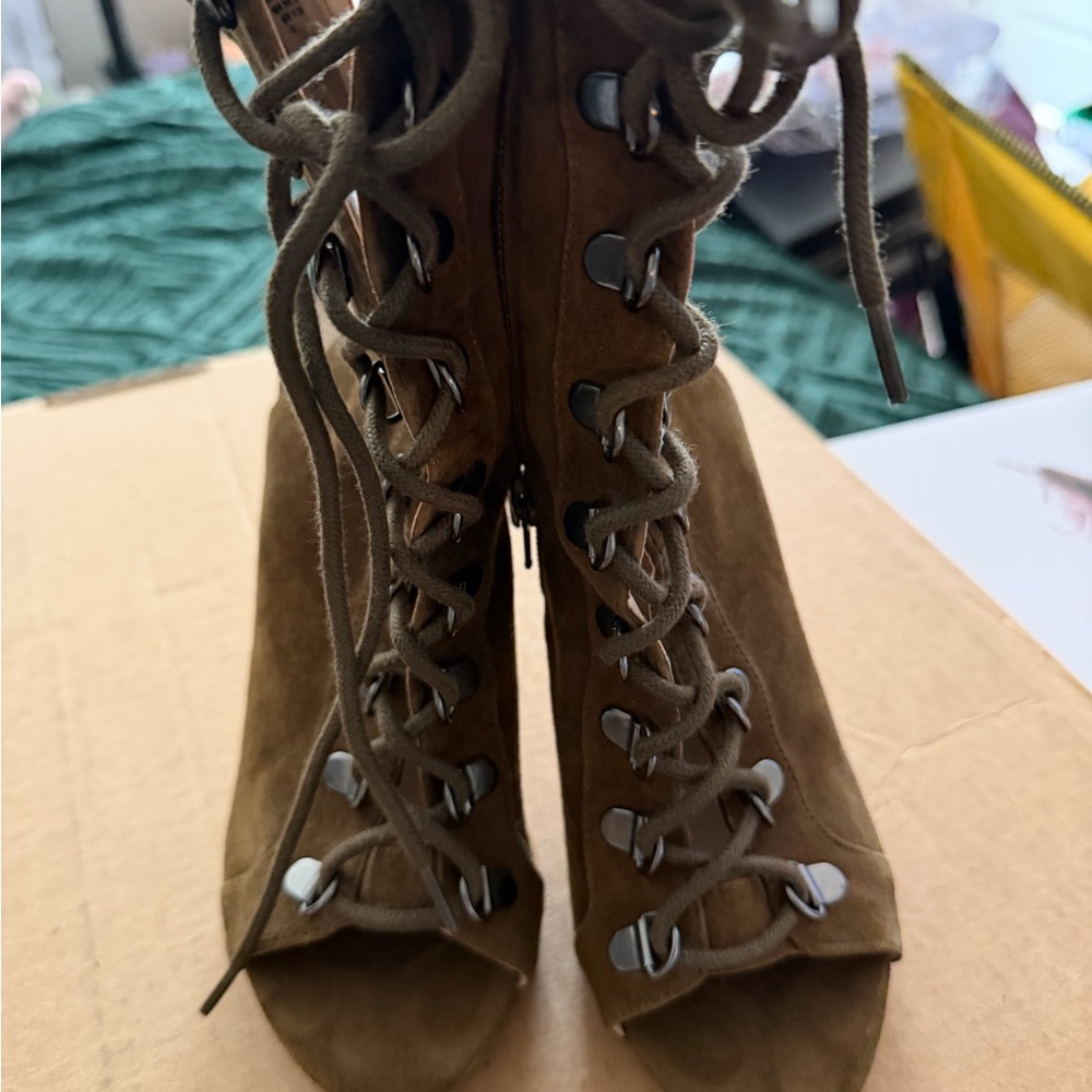 Army Green Lace Up Heel Steve Madden Size 6.5